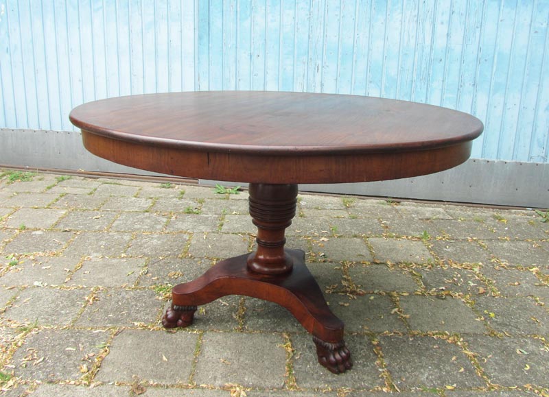 Antieke ronde tafel/eettafel met klauwpoten