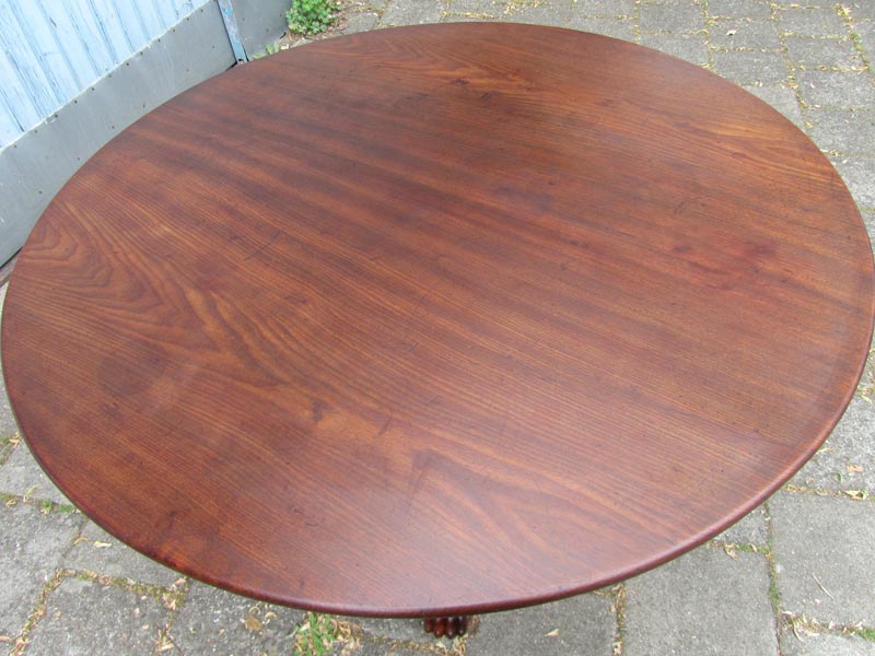 Antieke ronde tafel/eettafel met klauwpoten