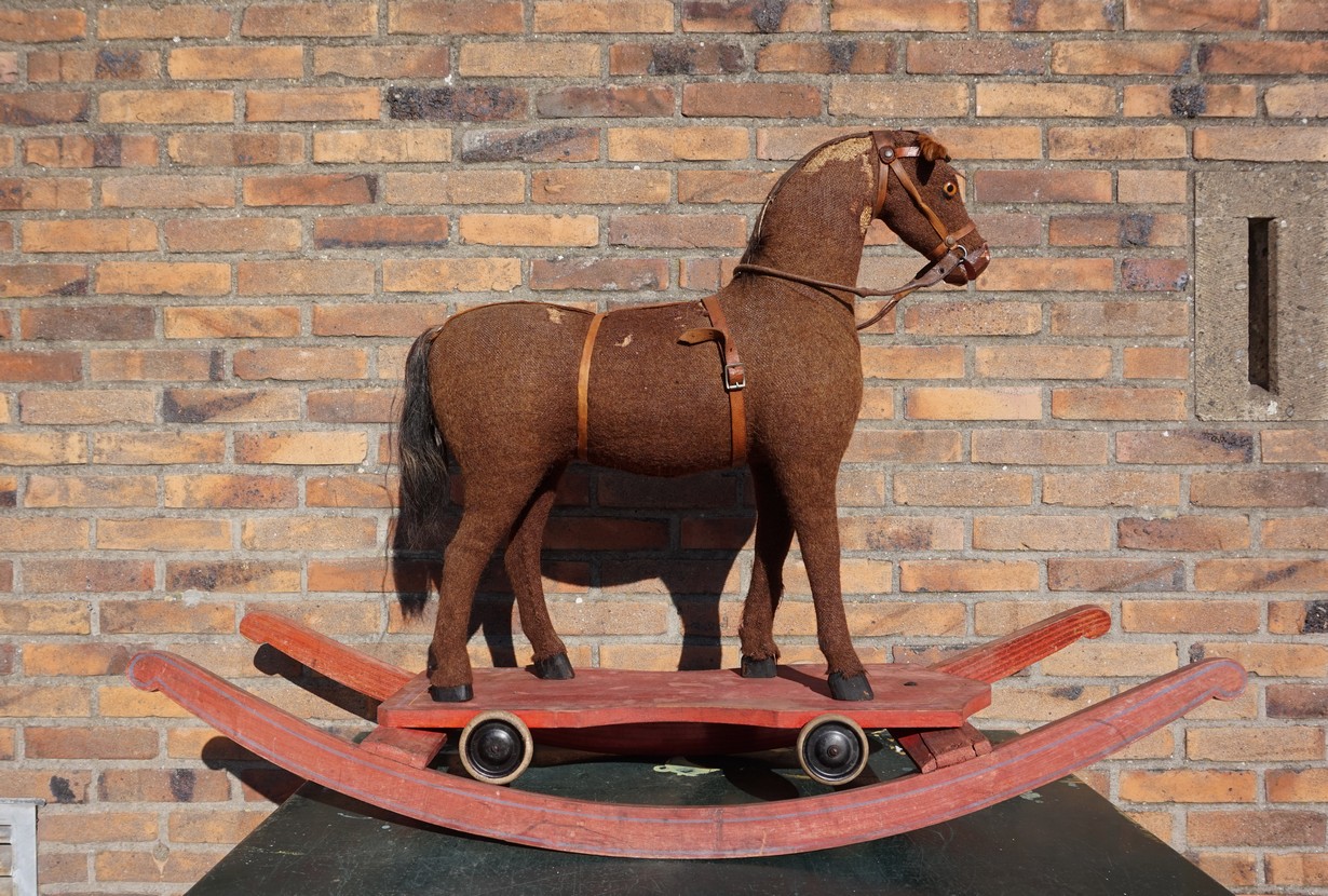 Senaat maniac Vloeibaar antiek vintage houten schommelpaard, trekpaard op wielen