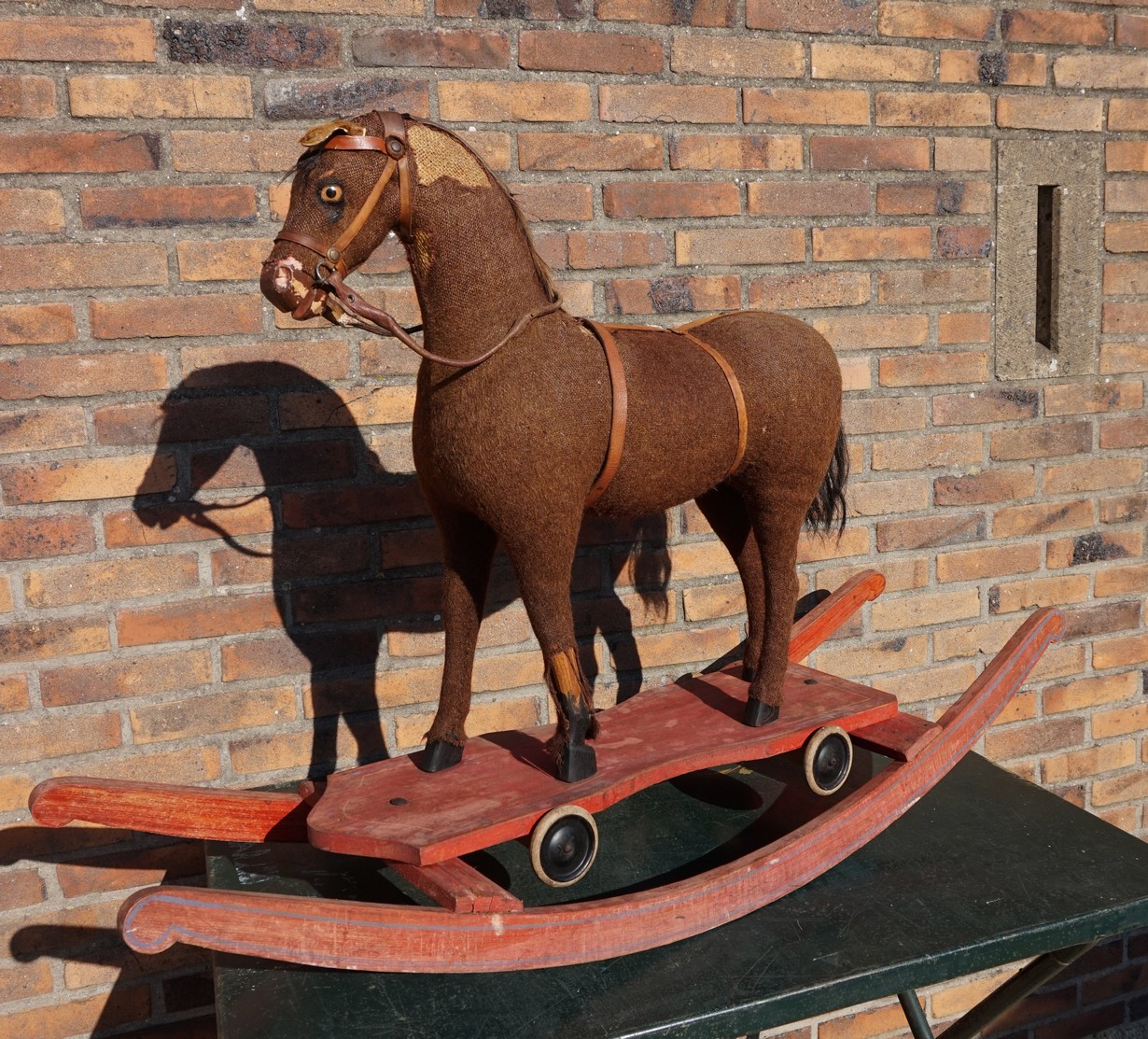 capaciteit reservoir Autorisatie antiek vintage houten schommelpaard, trekpaard op wielen