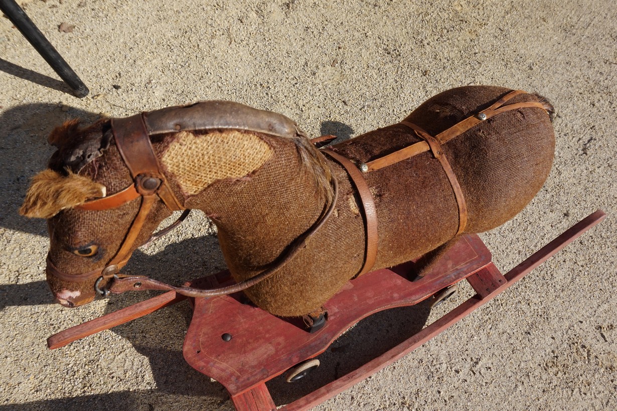 capaciteit reservoir Autorisatie antiek vintage houten schommelpaard, trekpaard op wielen