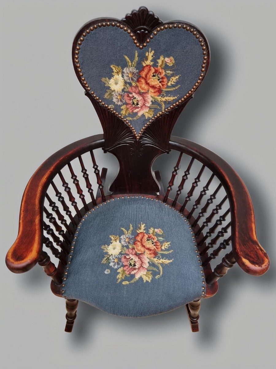 Antique-embroidered-rocking-chair-victorian-romantic-spindle-schommelstoel-antieke-romantisch-vintage-folkart-volkskunst