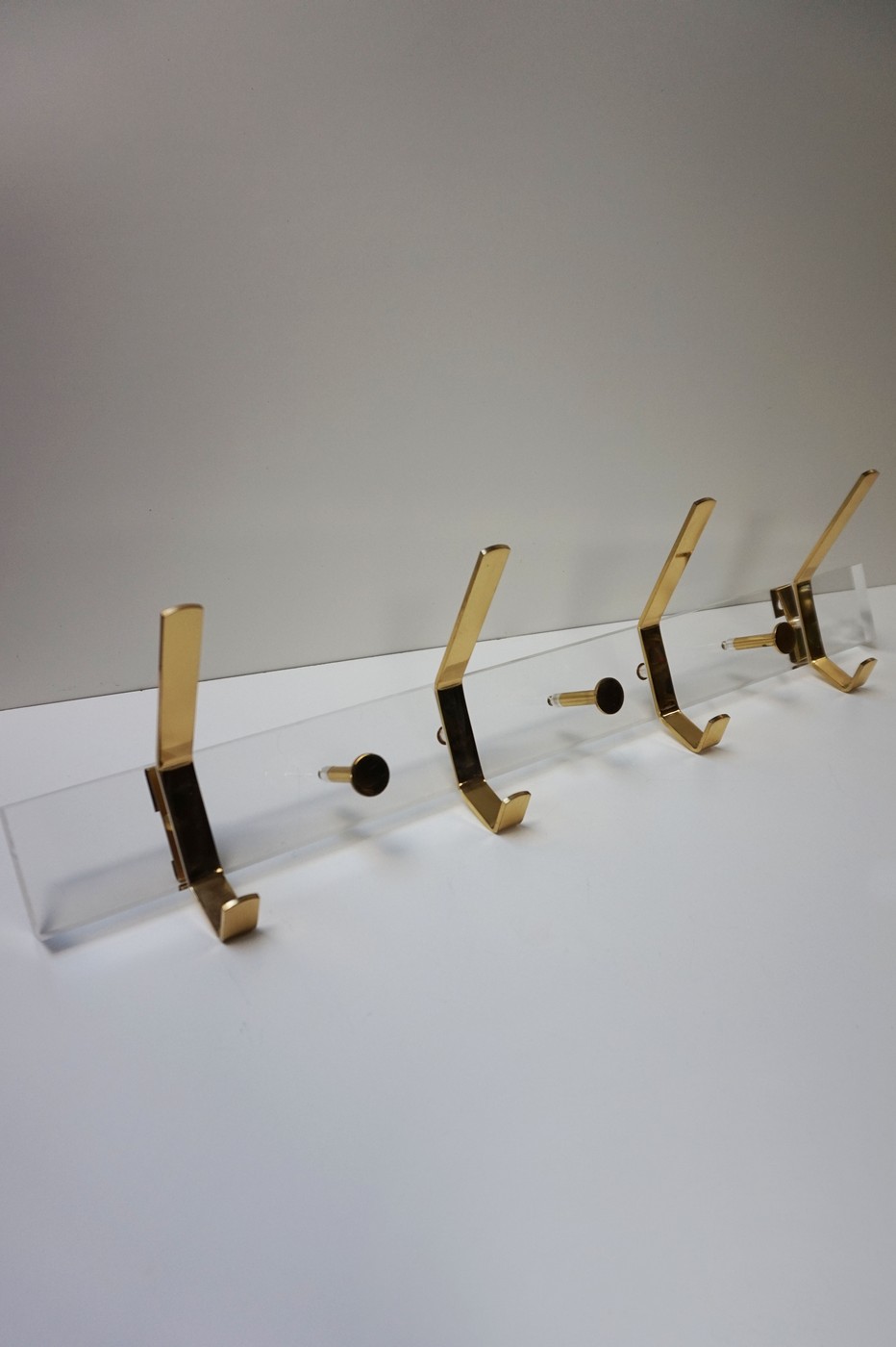 Hollywood-Regency-acrylic-lucite-brass-wall-coat-rack-plexiglas-messing-vintage-kapstok-Italian-porte-monteau