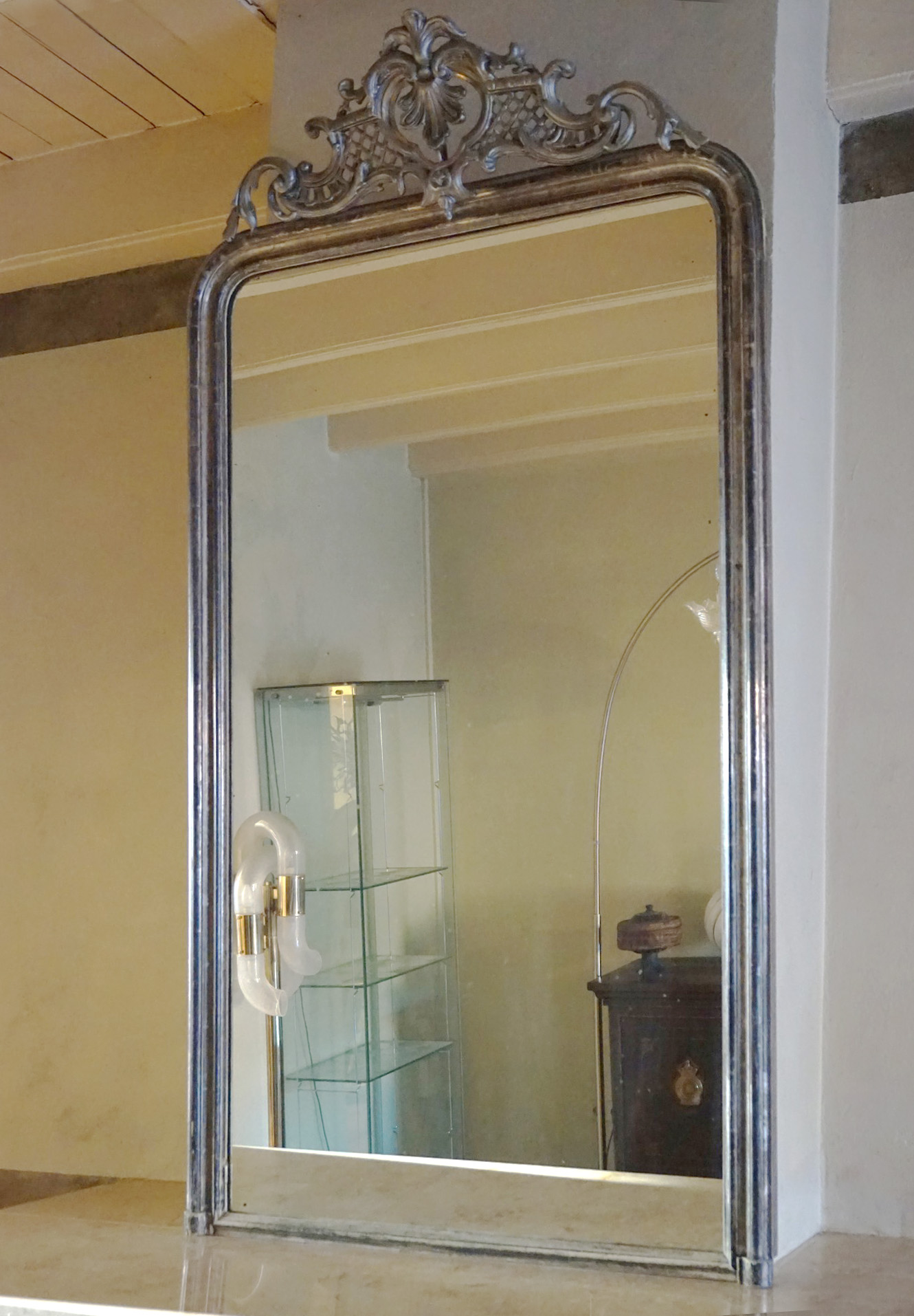 Archeoloog kolonie Elektropositief Antieke 19de eeuwse verzilverde Franse schouw spiegel met prachtige kuif,  Louis Philippe/ Louis XV stijl