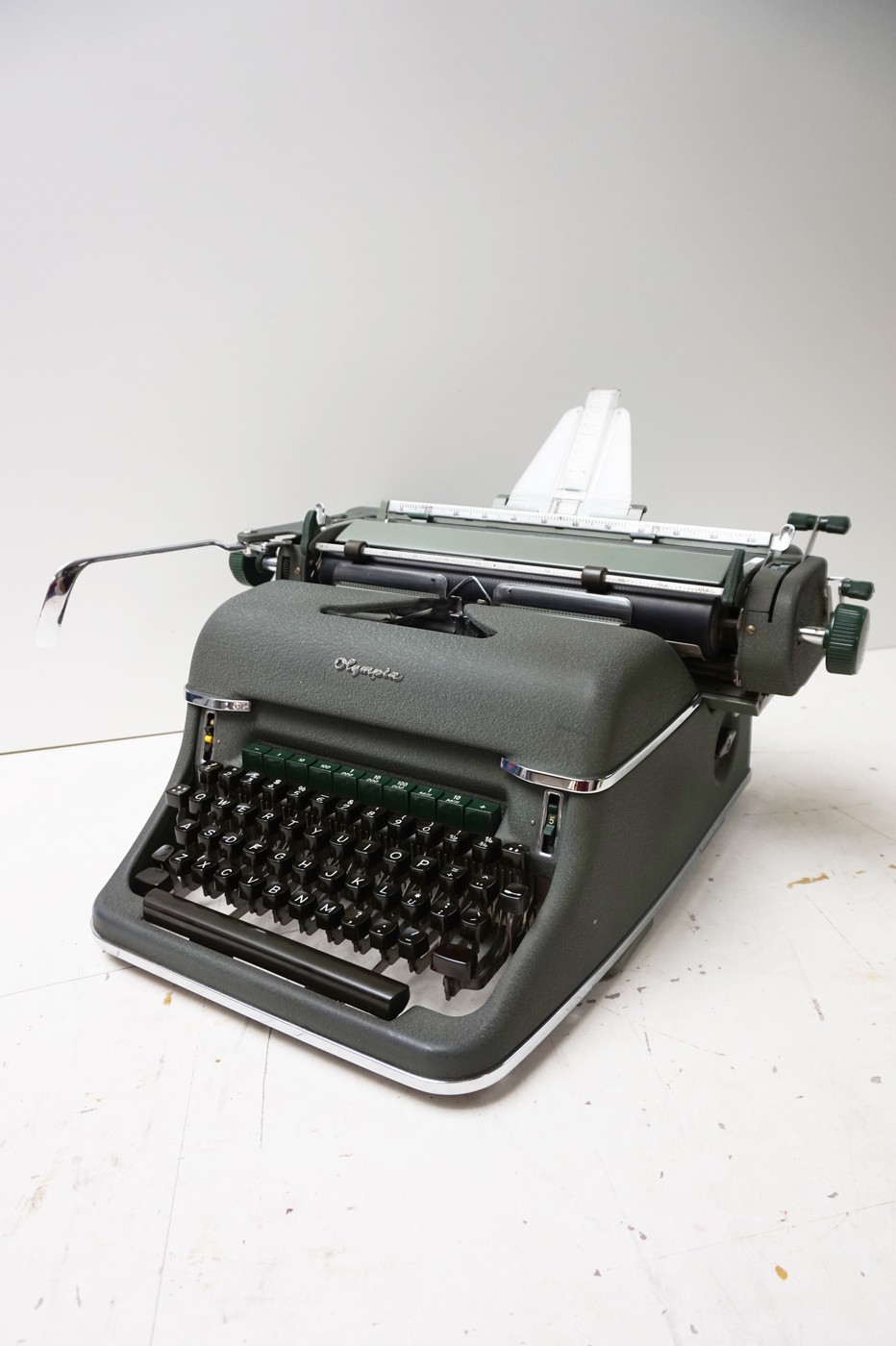 Olympia-Super-de-Luxe-SG1-typemachine-typewriter-plastic-papiergeleider-card-guide-vintage-schreibmaschine-1961