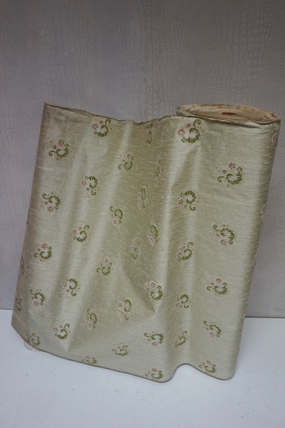 vintage-behang-extra-breed-1-meter-textielbehang-zijdebehang-linnenbehang-antiek-groen-barok-stoffen-oude-collectie-groen-roze-bloemen-romantisch-brocante-Louis-XVI-Versaille--Shabby-Chic-brocante-stijl