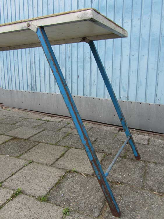 Oude industriele houten tafel ijzeren onderstel, inklaptafel