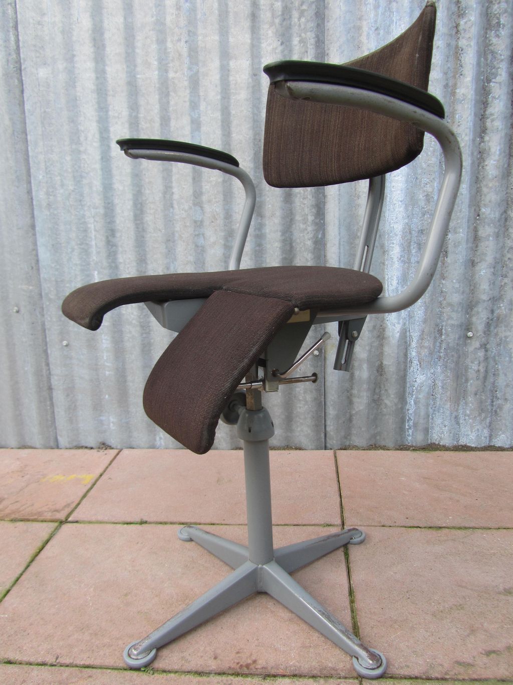 Vintage oude Friso Kramer arthrodese werkstoel, atelierstoel