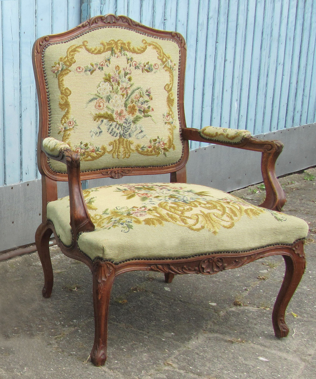 tv station Weiland kleinhandel 2 antieke eikenhouten Franse Louis XV geborduurde fauteuils, armstoelen