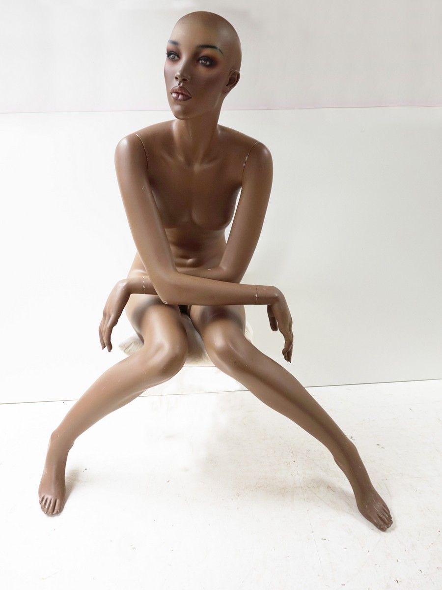 mannequin-black-dark-skinned-african-american-female-grace-jones-vintage-shop-display-zwarte-vrouw-etalagepop