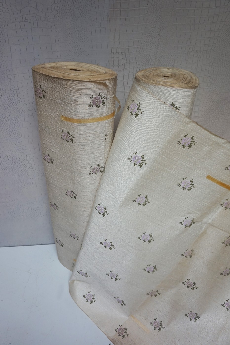 vintage-behang-extra-breed-1-meter-textielbehang-zijdebehang-linnenbehang-antiek-groen-barok-stoffen-oude-collectie-groen-roze-bloemen-romantisch-brocante-Louis-XVI-Versaille--Shabby-Chic-brocante-stijl-lila-zijde