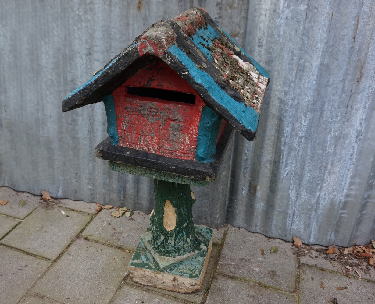 Politieagent Variant joggen Oud antiek betonnen brievenbus huisje, vogelkooi, boomstronk motief