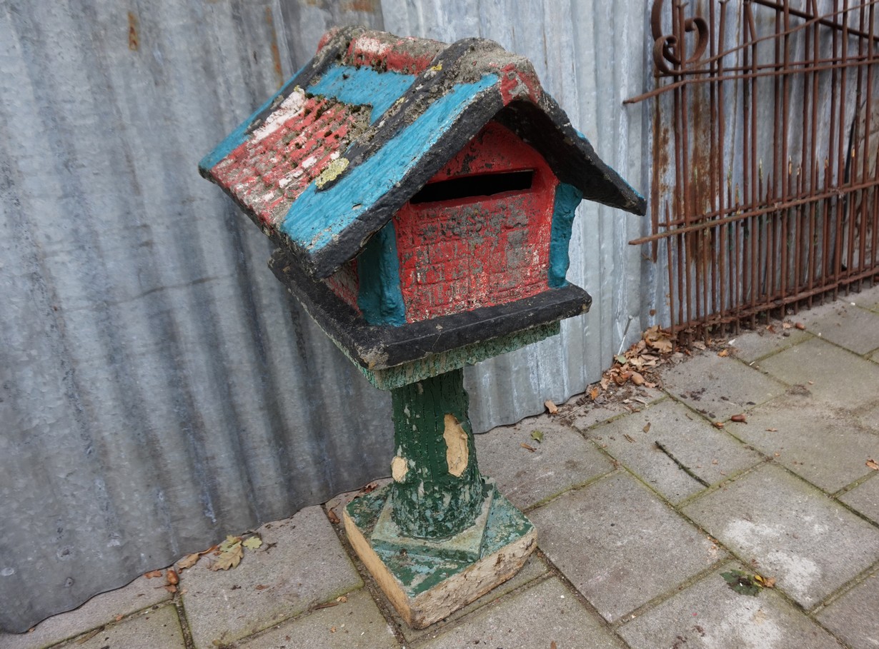 Politieagent Variant joggen Oud antiek betonnen brievenbus huisje, vogelkooi, boomstronk motief