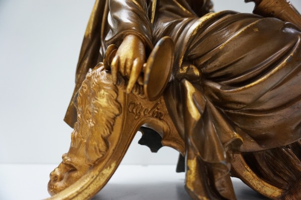 Aizelin-samac-bronze-sculpture-female-Greek-Roman-amphora-lionskin-vrouw-leeuwenvel-Grieks-Romeins-beeld