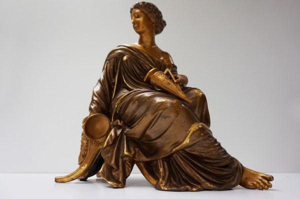 Aizelin-samac-bronze-sculpture-female-Greek-Roman-amphora-lionskin-vrouw-leeuwenvel-Grieks-Romeins-beeld