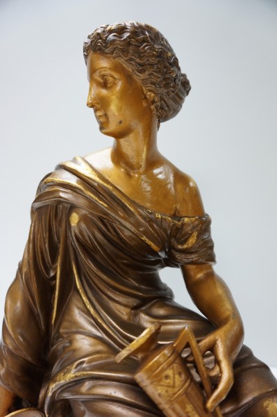 Aizelin-samac-bronze-sculpture-female-Greek-Roman-amphora-lionskin-vrouw-leeuwenvel-Grieks-Romeins-beeld