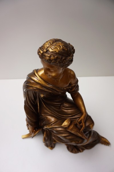 Aizelin-samac-bronze-sculpture-female-Greek-Roman-amphora-lionskin-vrouw-leeuwenvel-Grieks-Romeins-beeld