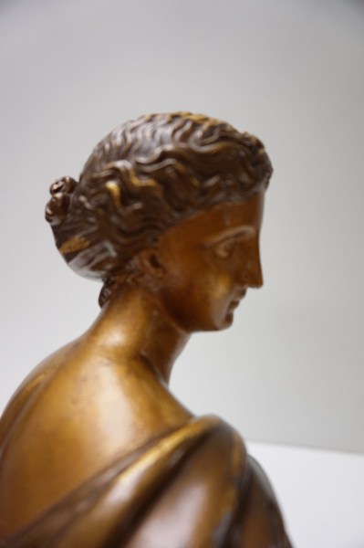 Aizelin-samac-bronze-sculpture-female-Greek-Roman-amphora-lionskin-vrouw-leeuwenvel-Grieks-Romeins-beeld