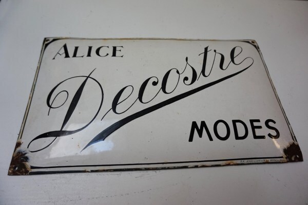 Alice-Decostre-Modes-emailleries-koekelberg-antiek-emaille-bord-modehuis-enamel-sign-ancien-plaque-emaillee-01
