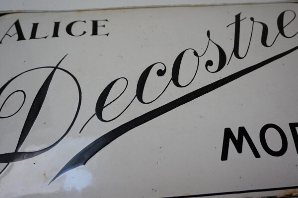 Alice-Decostre-Modes-emailleries-koekelberg-antiek-emaille-bord-modehuis-enamel-sign-ancien-plaque-emaillee-04