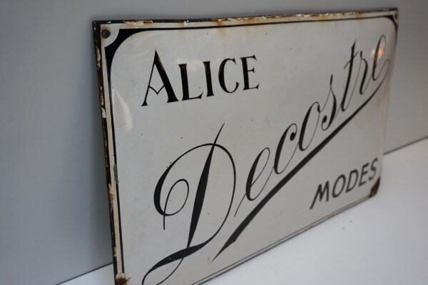 Alice-Decostre-Modes-emailleries-koekelberg-antiek-emaille-bord-modehuis-enamel-sign-ancien-plaque-emaillee-08