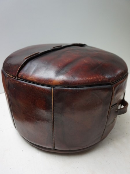 Angel-Pazmino-zadel-leren-poef-stool-ottoman-pouf-Meubles-de-Estillo-Peru-Mexico-Mayan-saddle-leather-vintage-00001