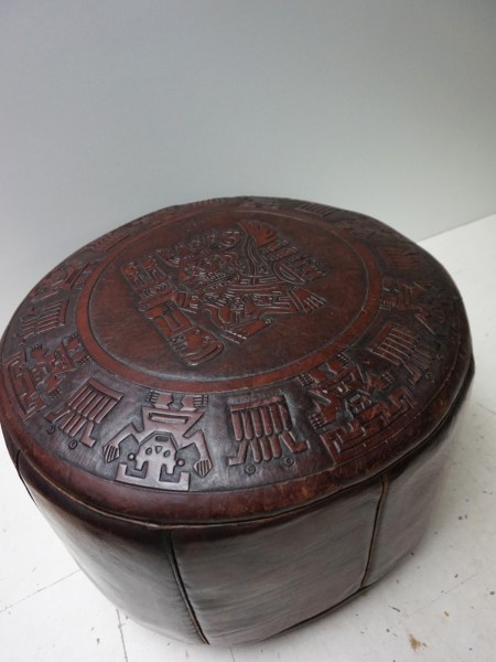 Angel-Pazmino-zadel-leren-poef-stool-ottoman-pouf-Meubles-de-Estillo-Peru-Mexico-Mayan-saddle-leather-vintage-00003
