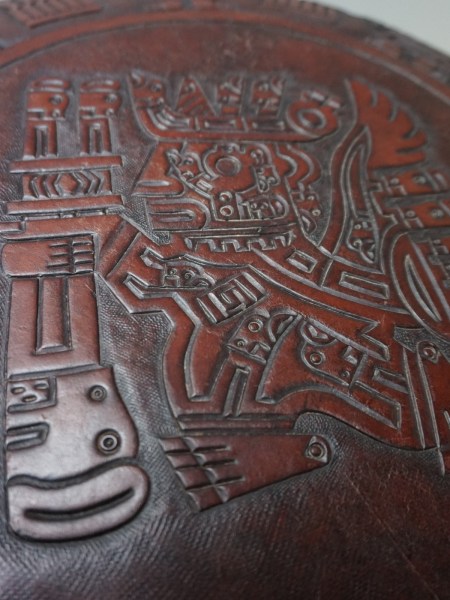 Angel-Pazmino-zadel-leren-poef-stool-ottoman-pouf-Meubles-de-Estillo-Peru-Mexico-Mayan-saddle-leather-vintage-00004