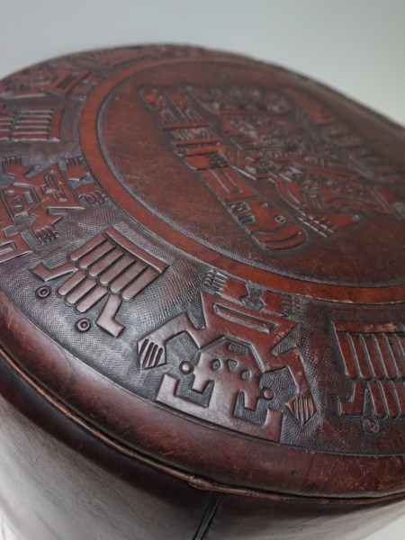Angel-Pazmino-zadel-leren-poef-stool-ottoman-pouf-Meubles-de-Estillo-Peru-Mexico-Mayan-saddle-leather-vintage-00005