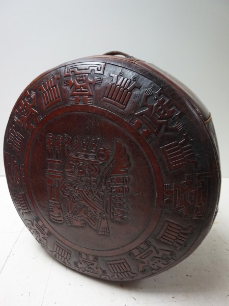 Angel-Pazmino-zadel-leren-poef-stool-ottoman-pouf-Meubles-de-Estillo-Peru-Mexico-Mayan-saddle-leather-vintage-00006