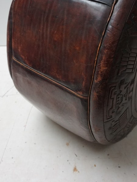 Angel-Pazmino-zadel-leren-poef-stool-ottoman-pouf-Meubles-de-Estillo-Peru-Mexico-Mayan-saddle-leather-vintage-00007