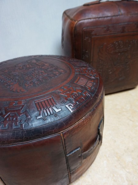 Angel-Pazmino-zadel-leren-poef-stool-ottoman-pouf-Meubles-de-Estillo-Peru-Mexico-Mayan-saddle-leather-vintage