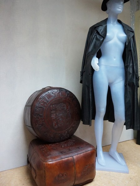 Angel-Pazmino-zadel-leren-poef-stool-ottoman-pouf-Meubles-de-Estillo-Peru-Mexico-Mayan-saddle-leather-vintage-00012