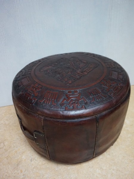 Angel-Pazmino-zadel-leren-poef-stool-ottoman-pouf-Meubles-de-Estillo-Peru-Mexico-Mayan-saddle-leather-vintage-00013