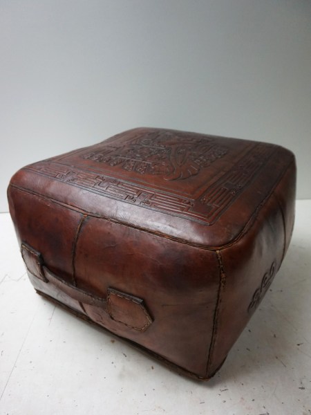 Angel-Pazmino-zadel-leren-poef-stool-ottoman-pouf-Meubles-de-Estillo-Peru-Mexico-Mayan-saddle-leather-vintage-00014
