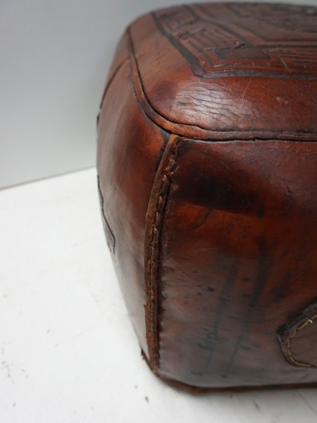 Angel-Pazmino-zadel-leren-poef-stool-ottoman-pouf-Meubles-de-Estillo-Peru-Mexico-Mayan-saddle-leather-vintage-00016