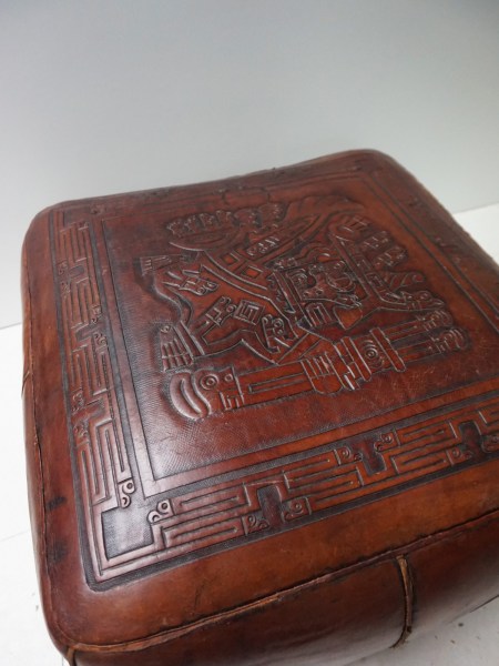 Angel-Pazmino-zadel-leren-poef-stool-ottoman-pouf-Meubles-de-Estillo-Peru-Mexico-Mayan-saddle-leather-vintage-00017