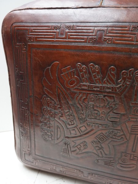 Angel-Pazmino-zadel-leren-poef-stool-ottoman-pouf-Meubles-de-Estillo-Peru-Mexico-Mayan-saddle-leather-vintage-00018