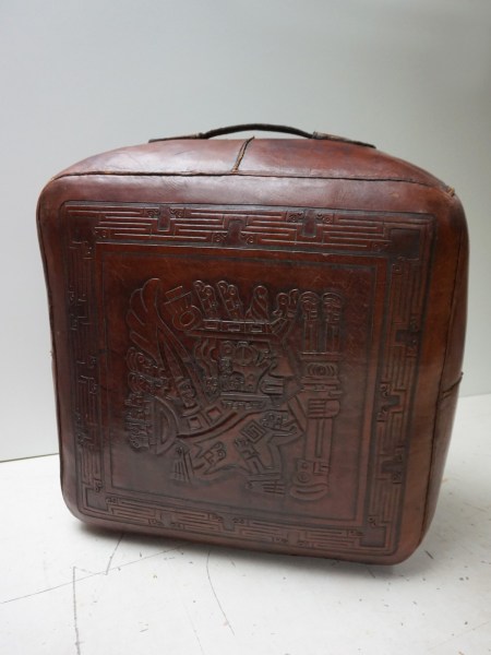 Angel-Pazmino-zadel-leren-poef-stool-ottoman-pouf-Meubles-de-Estillo-Peru-Mexico-Mayan-saddle-leather-vintage-00019