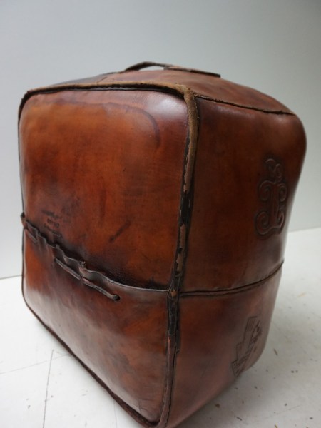 Angel-Pazmino-zadel-leren-poef-stool-ottoman-pouf-Meubles-de-Estillo-Peru-Mexico-Mayan-saddle-leather-vintage-00022