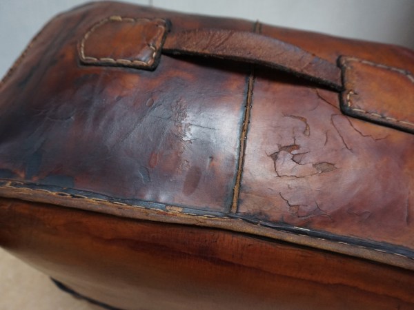 Angel-Pazmino-zadel-leren-poef-stool-ottoman-pouf-Meubles-de-Estillo-Peru-Mexico-Mayan-saddle-leather-vintage-00023