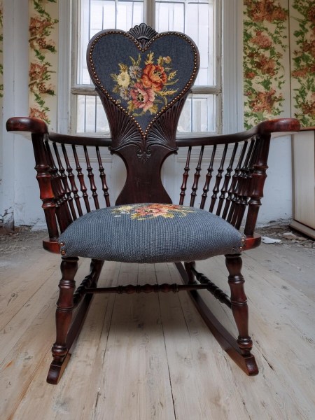 Antique-embroidered-rocking-chair-victorian-romantic-spindle-schommelstoel-antieke-romantisch-vintage-00013