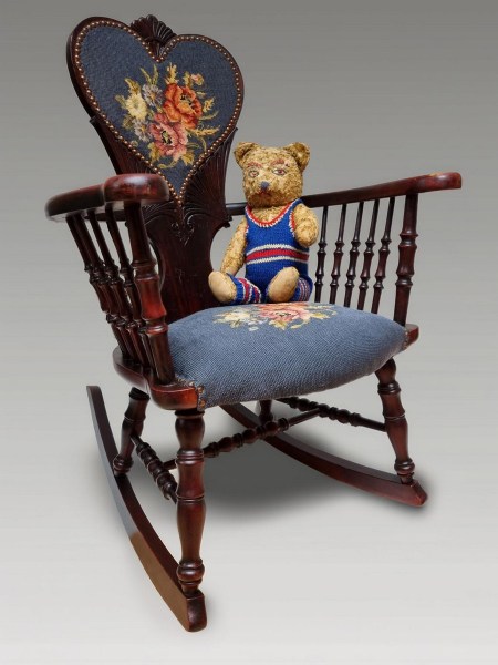 Antique-embroidered-rocking-chair-victorian-romantic-spindle-schommelstoel-antieke-volkkunst-folk-art-00001