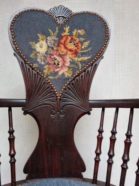 Antique-embroidered-rocking-chair-victorian-romantic-spindle-schommelstoel-antieke-volkskunst-folk-art-00004