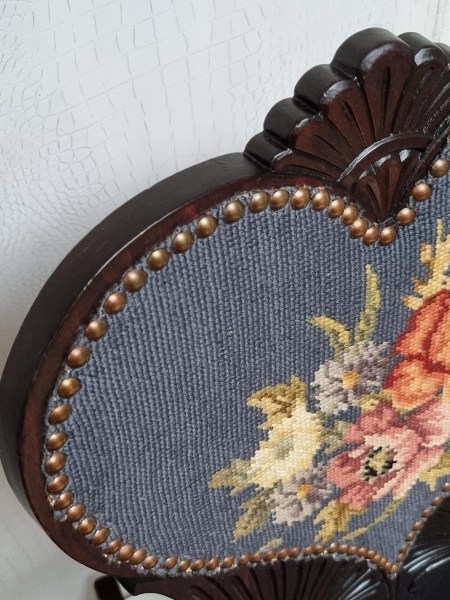 Antique-embroidered-rocking-chair-victorian-romantic-spindle-schommelstoel-antieke-volkskunst-folk-art-00015