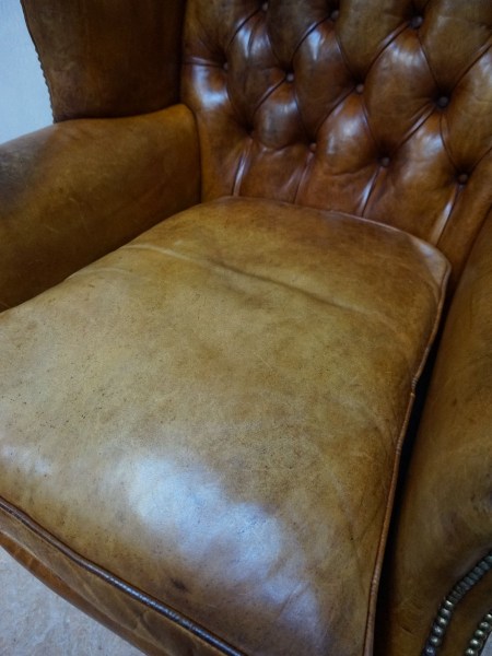 Chesterfield-fauteuil-cognac-armchair-wing-wingback-oorfauteuil-vintage-midcentury-verweerd-patina-012