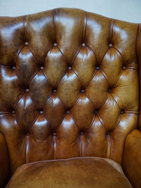 Chesterfield-fauteuil-cognac-armchair-wing-wingback-oorfauteuil-vintage-midcentury-verweerd-patina-013