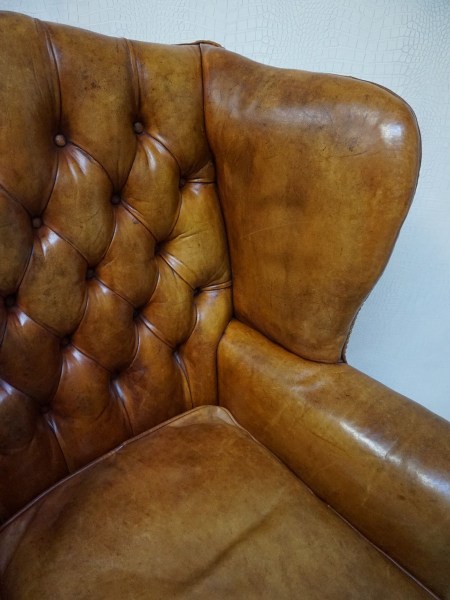 Chesterfield-fauteuil-cognac-armchair-wing-wingback-oorfauteuil-vintage-midcentury-verweerd-patina-015