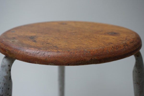 Friso-Kramer-Ahrend-Cirkel-architectenkruk-tekenkruk-werkkruk-atelier-kruk-stool-vintage-weathered