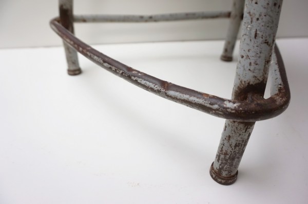 Friso-Kramer-Ahrend-Cirkel-architectenkruk-tekenkruk-werkkruk-atelier-kruk-stool-vintage-weathered